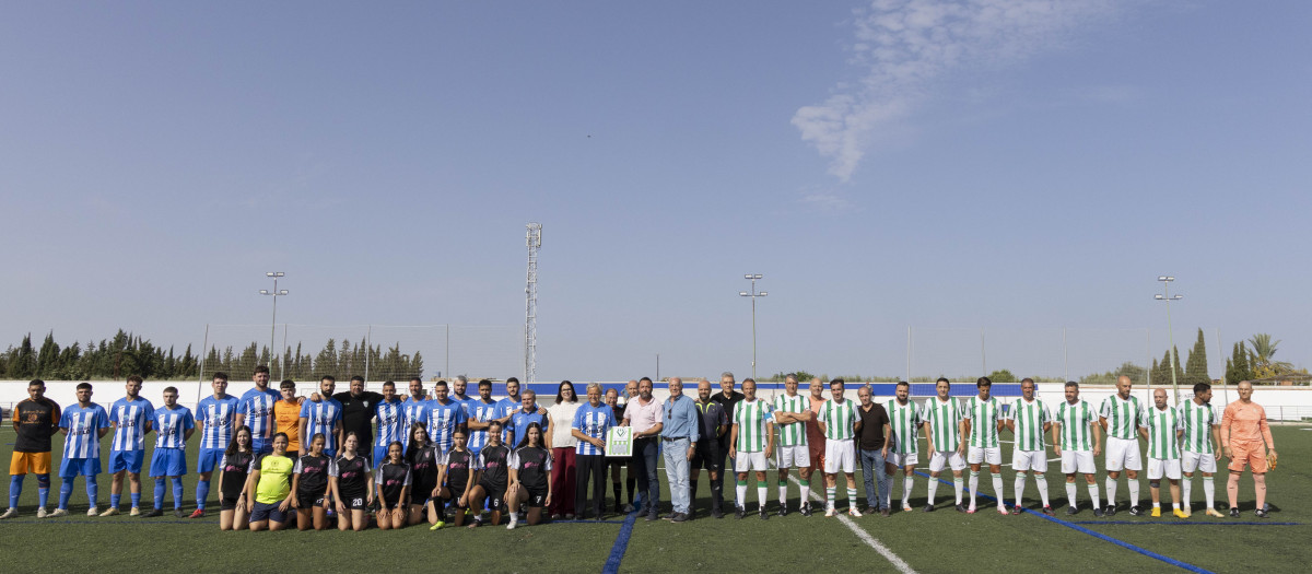 Instalación de césped artificial en el campo de fútbol de Ochavillo del Río