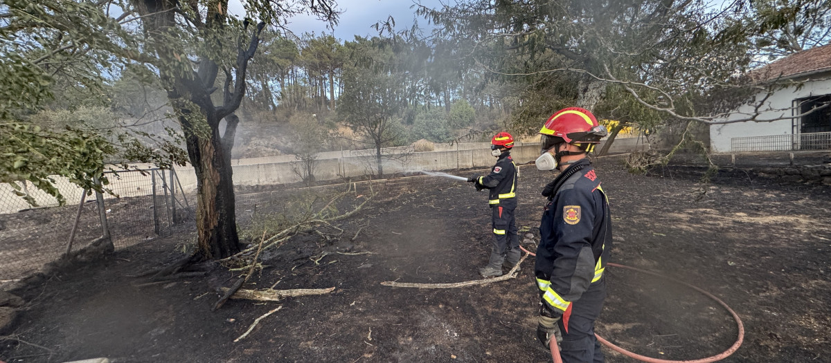 Efectivos del cuerpo de Bomberos combaten el fuego declarado en la zona del puente del río Cofio