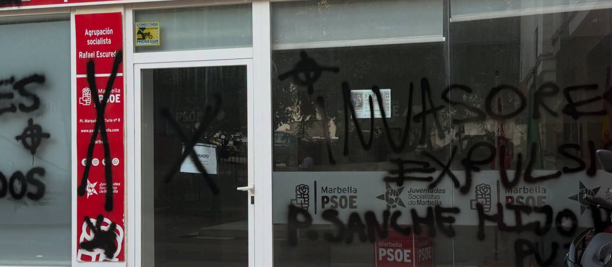 Pintadas en la fachada de la sede del PSOE de Marbella