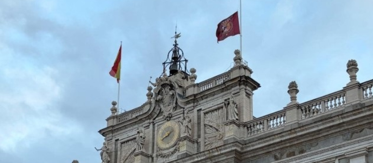 El guion del Rey en el Palacio Real ondea a media asta por el funeral de Harald V de Noruega