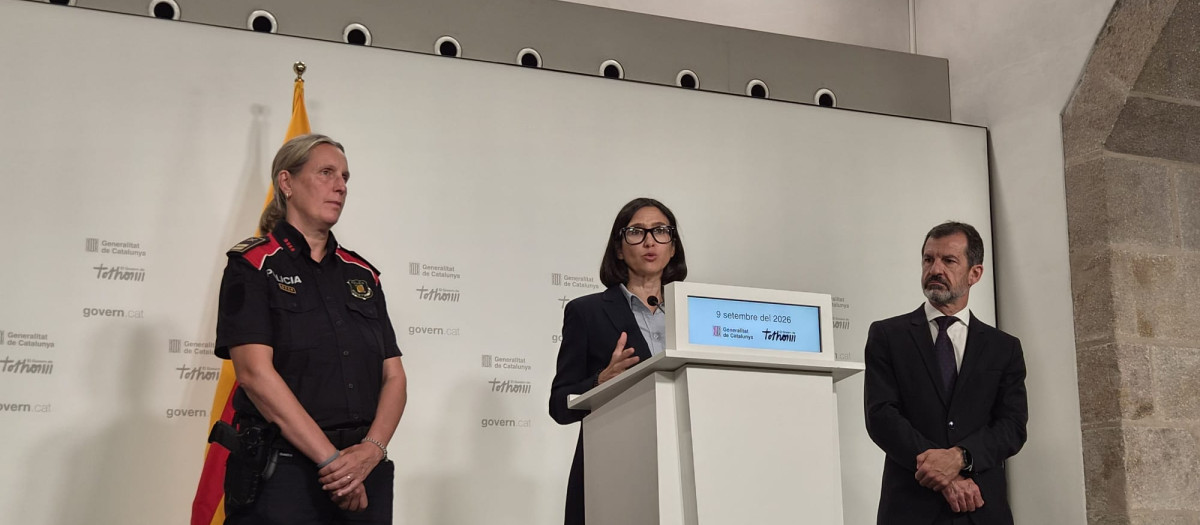 La consejera Núria Parlon, junto a la nueva comisaria jefe de los Mossos, Sílvia Catà, y al nuevo director general, Ferran López