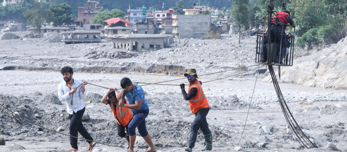 Ciudadanos en tareas de reconstrucción en Nepal