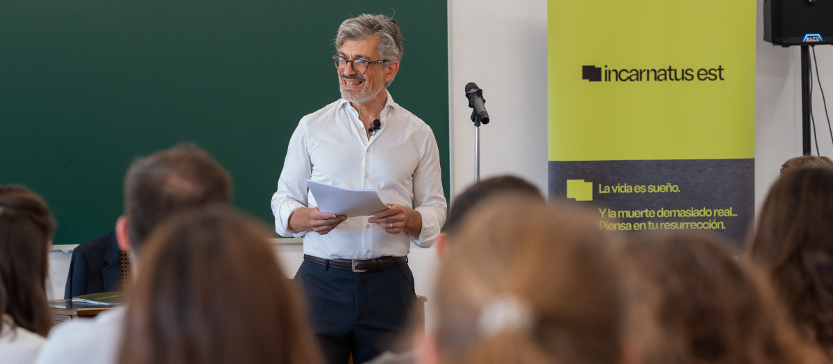 Fabrice Hadjadj imparte una clase a los nuevos alumnos del instituto