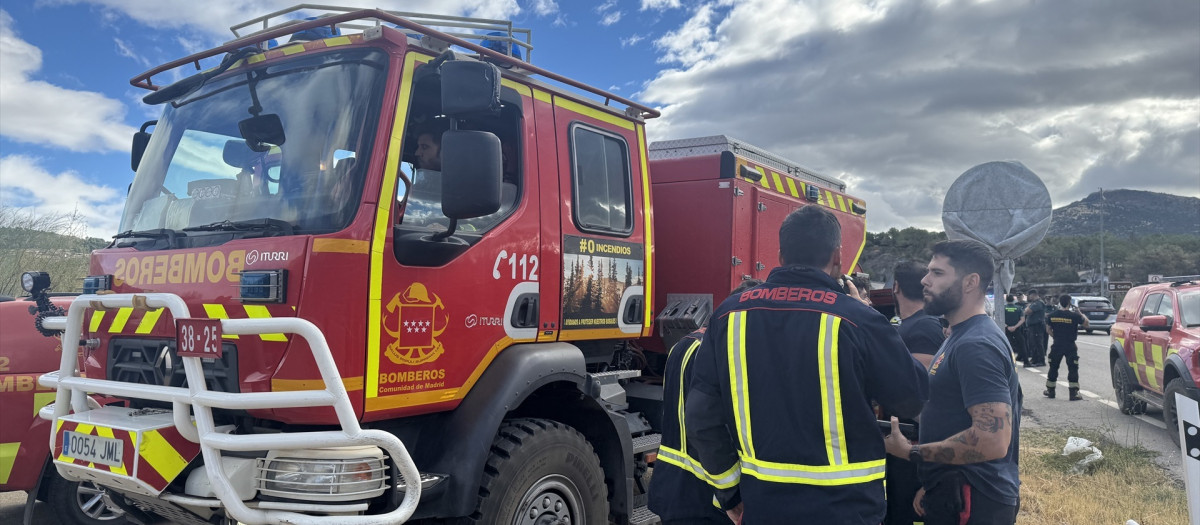 Bomberos de la Comunidad de Madrid en el incendio forestal de Santa María de la Alameda