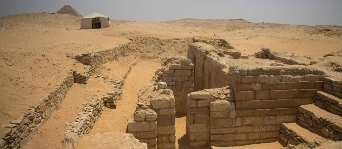 Una misión arqueológica conjunta hispano-egipcia, liderada por el egiptólogo español Josep Cervelló, ha revelado una "curiosa y preciosa" tumba de finales de la V dinastía del Imperio Antiguo de Egipto