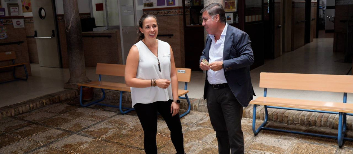La directora del Colegio Público de Educación Especial Virgen de la Esperanza y Miguel Ruiz Madruga