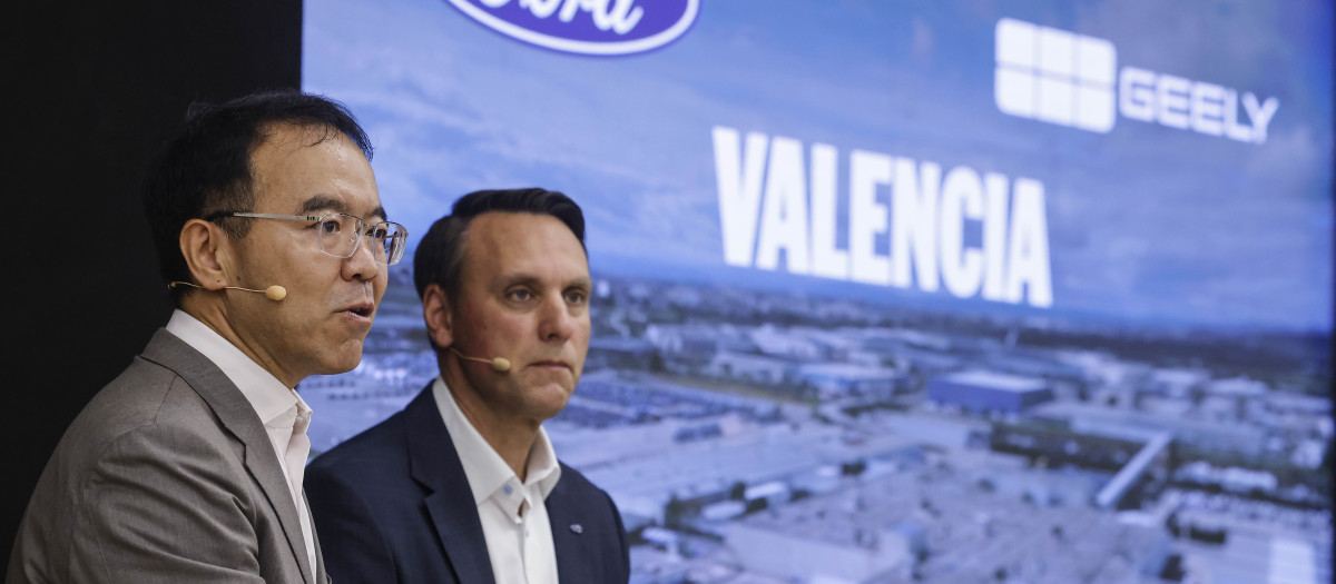 El presidente de Ford Europa, Jim Baumbick, y el vicepresidente ejecutivo de Geely Holding Group, Victor Young, en la fábrica de Ford Almussafes