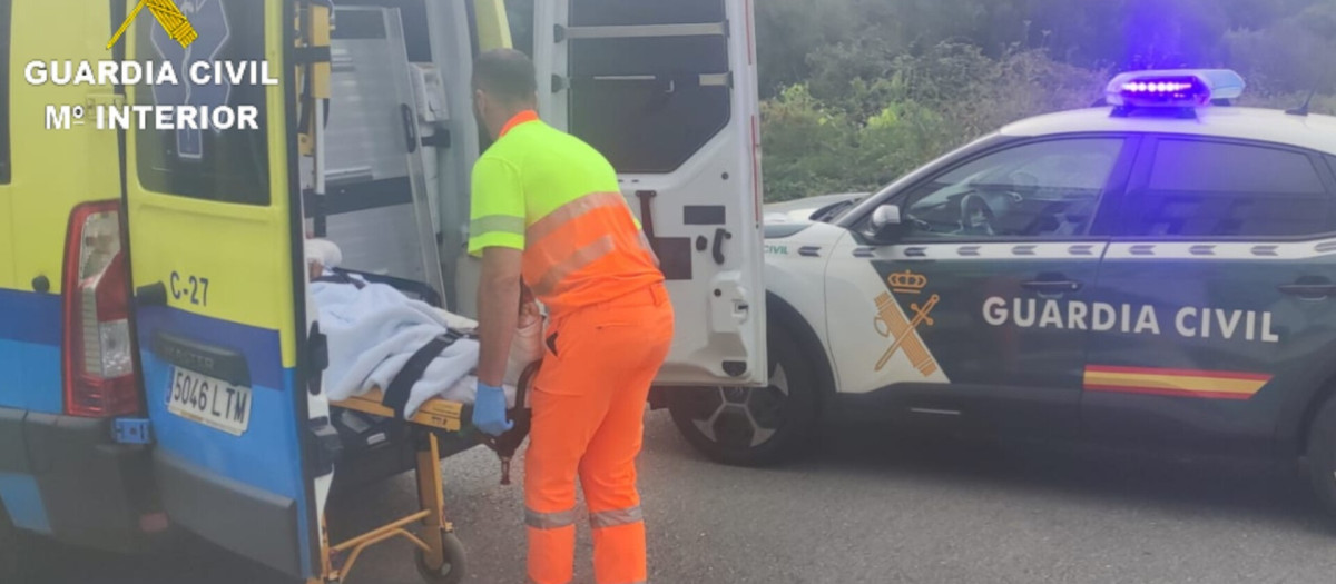 Traslado de uno de los presuntos autores del robo en una vivienda en Salceda de Caselas.

REMITIDA / HANDOUT por GUARDIA CIVIL DE PONTEVEDRA
Fotografía remitida a medios de comunicación exclusivamente para ilustrar la noticia a la que hace referencia la imagen, y citando la procedencia de la imagen en la firma
09/9/2026