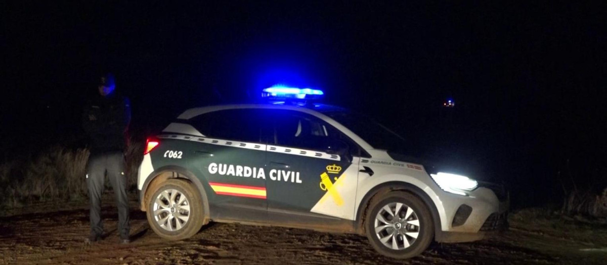 Imagen de un vehículo de la Guardia Civil en patrulla nocturna