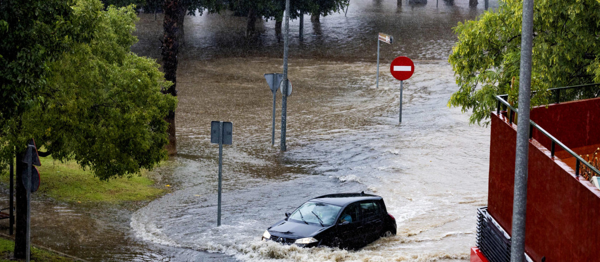 Las fuertes lluvias que están cayendo en la pedanía murciana de La Alberca, han provocado inundaciones en la plaza del Raiguero y obligado a la policía local a cortar varias vías de la pedanía
