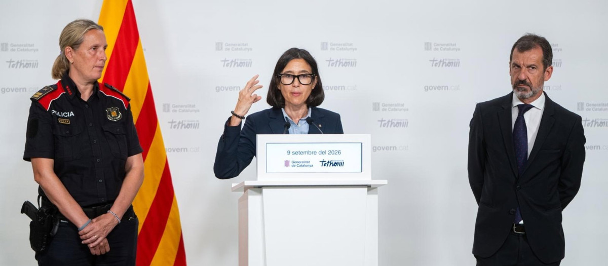 La consejera de Interior, Núria Parlon, en el centro, flanqueada por Ferran López y Sílvia Català