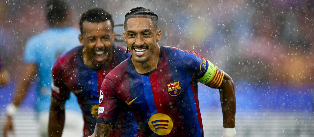 Raphinha celebra el primer gol del Barça al Feyenoord