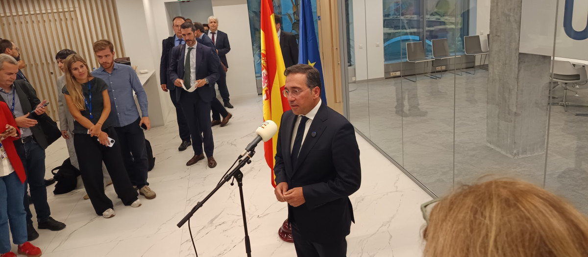 El ministro de Asuntos Exteriores, José Manuel Albares, atiende a los medios de comunicación en Bruselas
