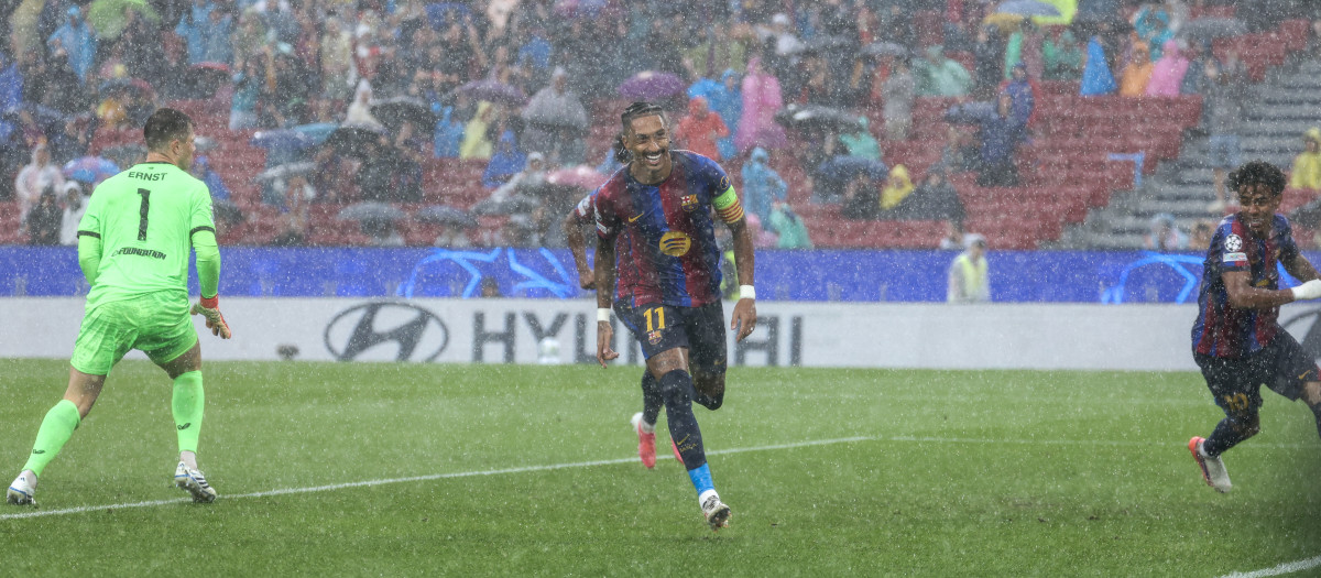Raphinha celebra el 1-0 bajo la lluvia de Barcelona