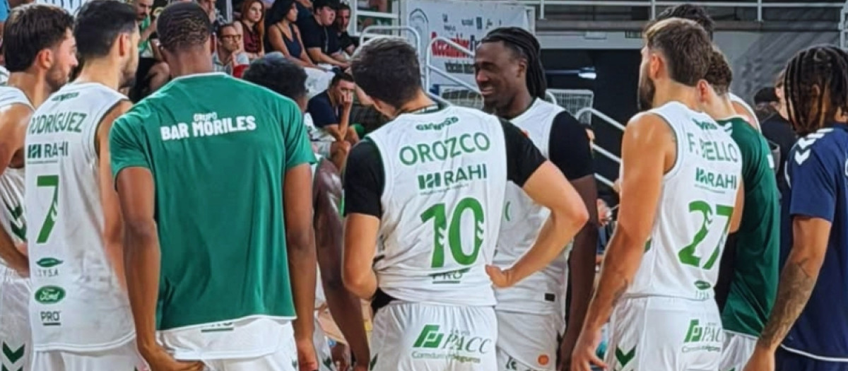 Los jugadores del Cajasol Coto Córdoba escuchando a su entrenador