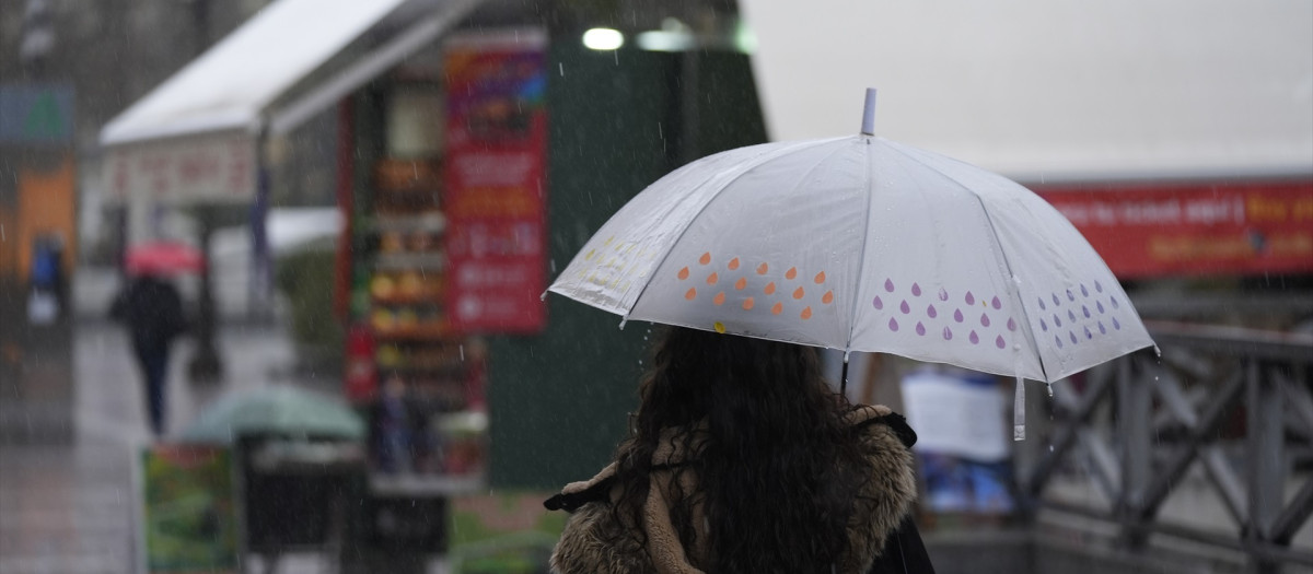 Una persona se protege de la lluvia con un paraguas