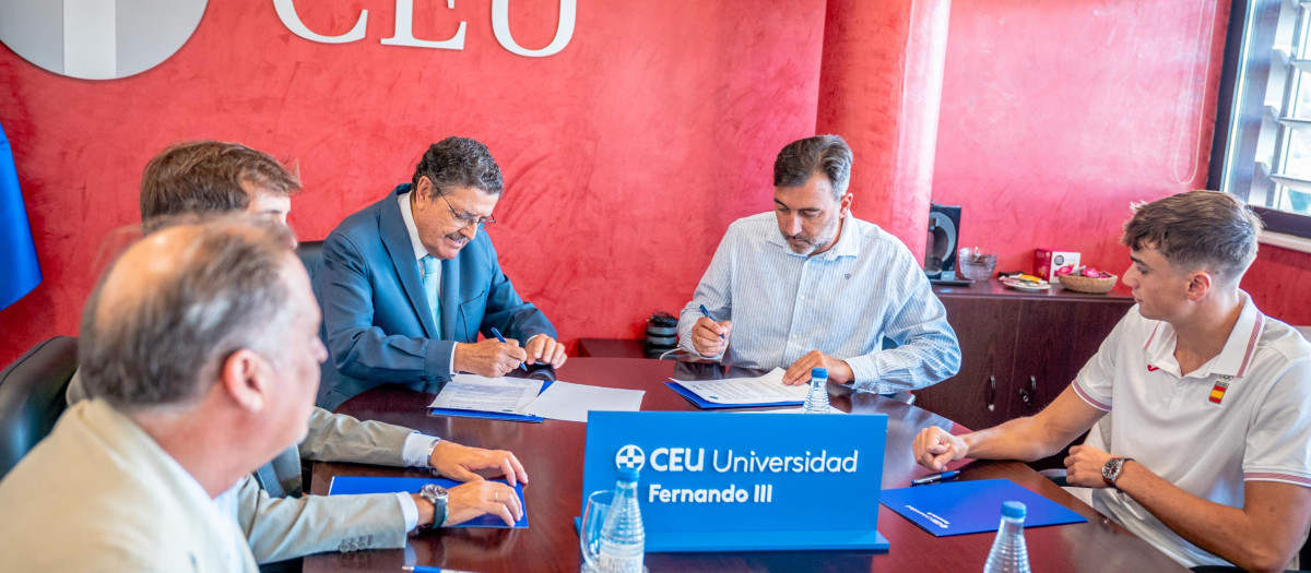 La Universidad CEU Fernando III refuerza su apuesta por el deporte y el talento con el Club Natación Mairena del Aljarafe