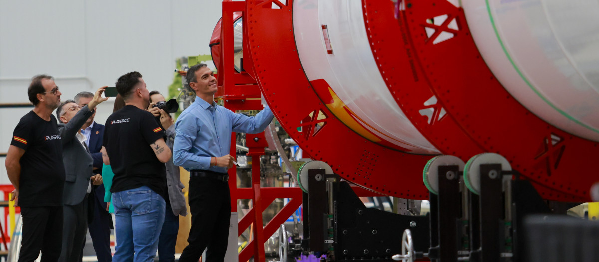 El presidente del Gobierno, Pedro Sánchez, durante su visita este jueves a la empresa aeroespacial PLD Space