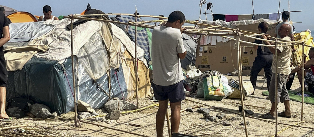 Construcciones de chozas a base de cañas, ramas, cartones y plástico en el asentamiento de la playa del Trampolín