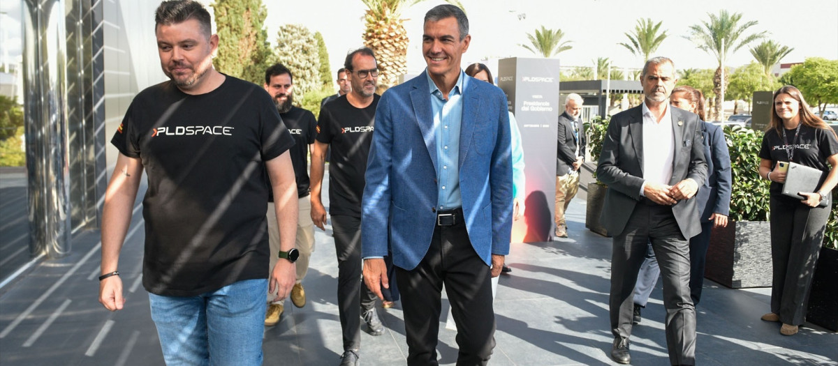 Imagen tomada este jueves de Pedro Sánchez visitando las instalaciones de la empresa aeroespacial PLD Space en Elche, Alicante