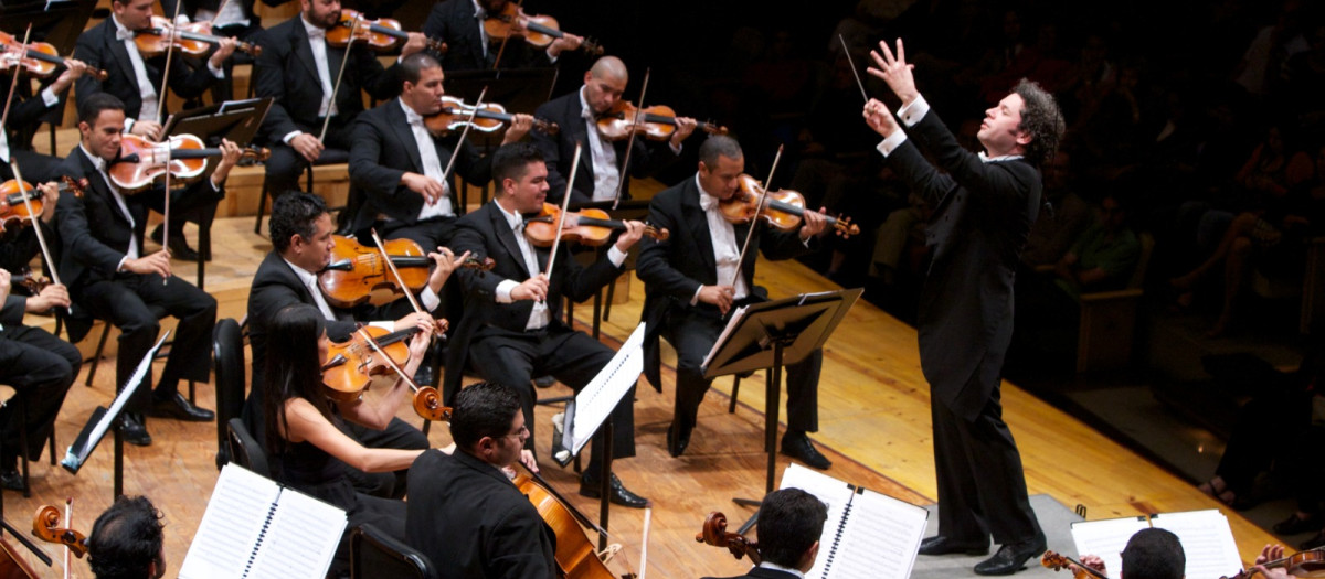Imagen de Gustavo Dudamel dirigiendo la orquesta