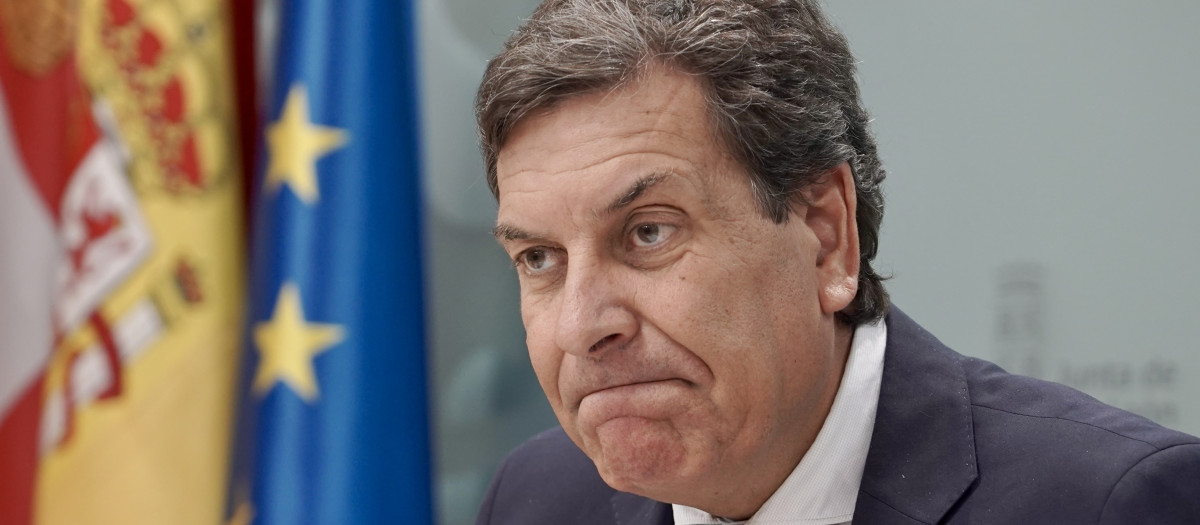 El portavoz de la Junta y consejero de Economía y Hacienda, Carlos Fernández Carriedo, comparece en rueda de prensa tras la reunión del Consejo de Gobierno.