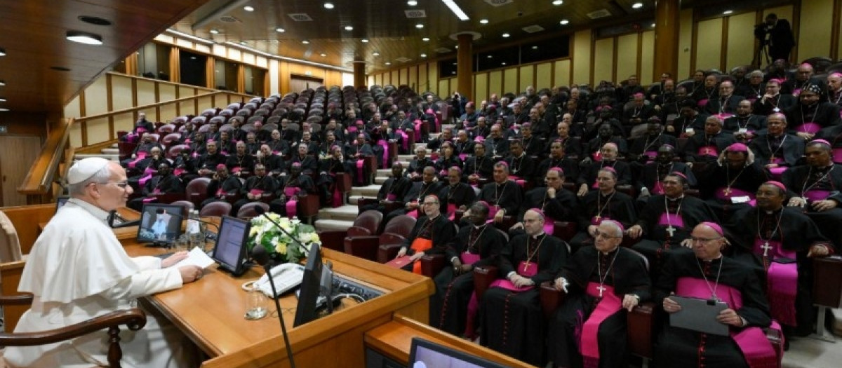 El Papa reúne a los nuevos obispos en el Aula del Sínodo para guiar los primeros pasos de su ministerio
