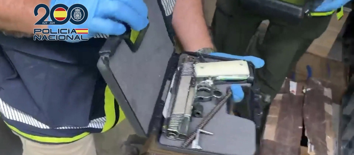 Una de las armas intervenidas en la operación