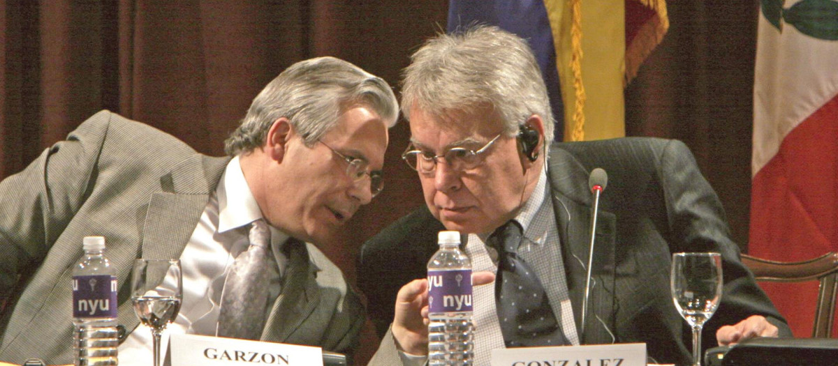 El juez Baltasar Garzón habla con el expresidente español Felipe González en una imagen de 2025
