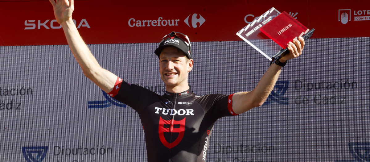 Stefan Küng celebra el triunfo en la contrarreloj de Jerez