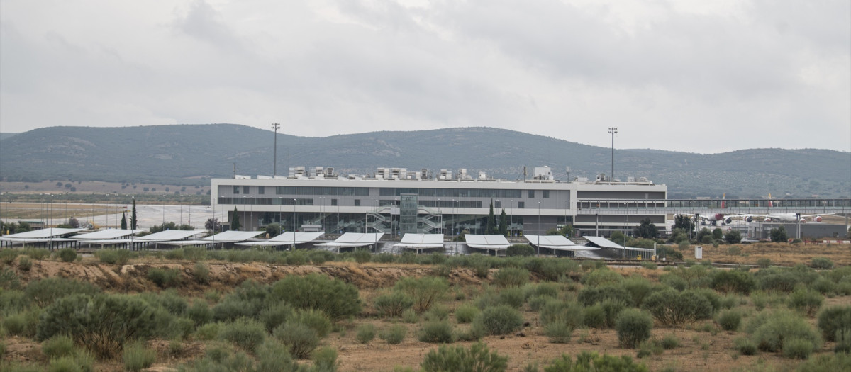 (Foto de ARCHIVO)
Vista general del aeropuerto de Ciudad Real, a 15 de octubre de 2024, en Ciudad Real, Castilla-La Mancha (España). El Gobierno estudia si dedicar las instalaciones del aeropuerto de Ciudad Real a ubicar un centro donde albergar a migrantes adultos. Tras conocer la noticia, tanto la alcaldía de Ciudad Real como el Gobierno de Castilla-La Mancha se han mostrado ‘sorprendidos’ porque no tenían conocimiento de ello.

Eusebio García del Castillo / Europa Press
15 OCTUBRE 2024;MIGRANTES;AEROPUERTO;CIUDAD REAL;CENTRO
15/10/2024