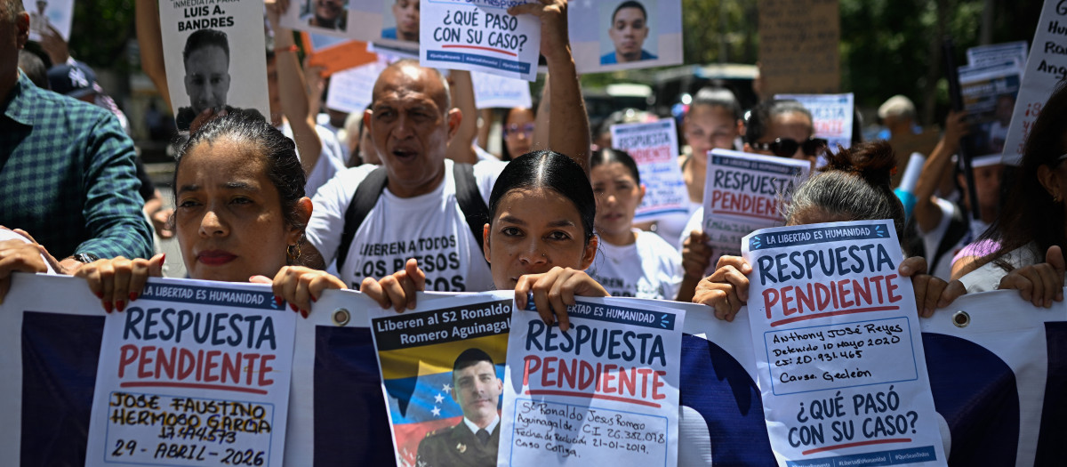 Familiares de presos políticos participan en una protesta para exigir su liberación frente a la Fiscalía General de la República en Caracas