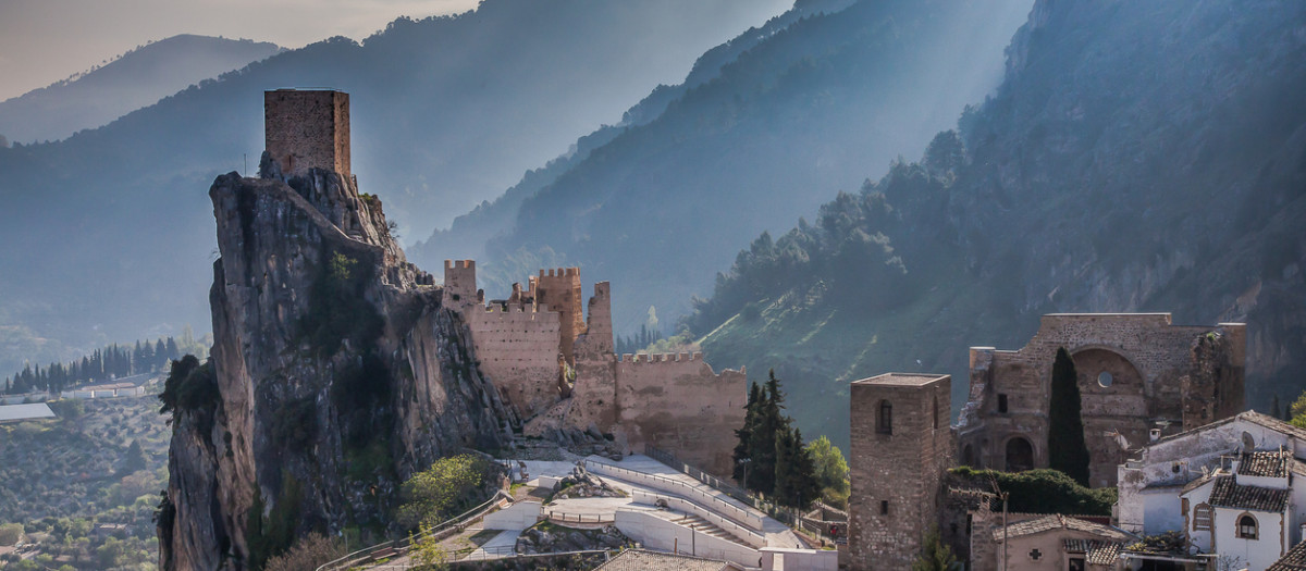 El pueblo de Jaén con uno de los castillos más impactantes de España y Andalucía