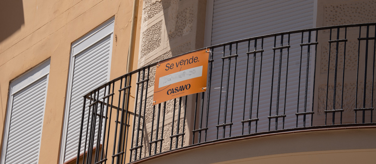 Cartel de 'Se Vende' en un balcón de una vivienda