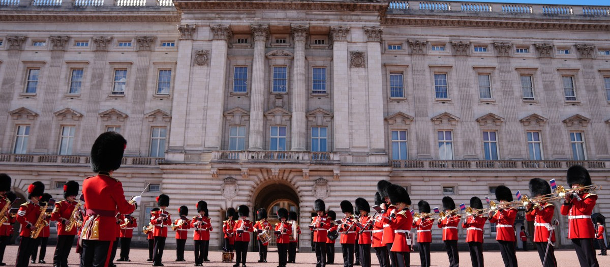 Miembros de las bandas conjuntas de la División de la Guardia tocan en la explanada del Palacio de Buckingham durante un relevo de la guardia conmemorativo en honor al 25.º aniversario de los atentados terroristas del 11 de septiembre
