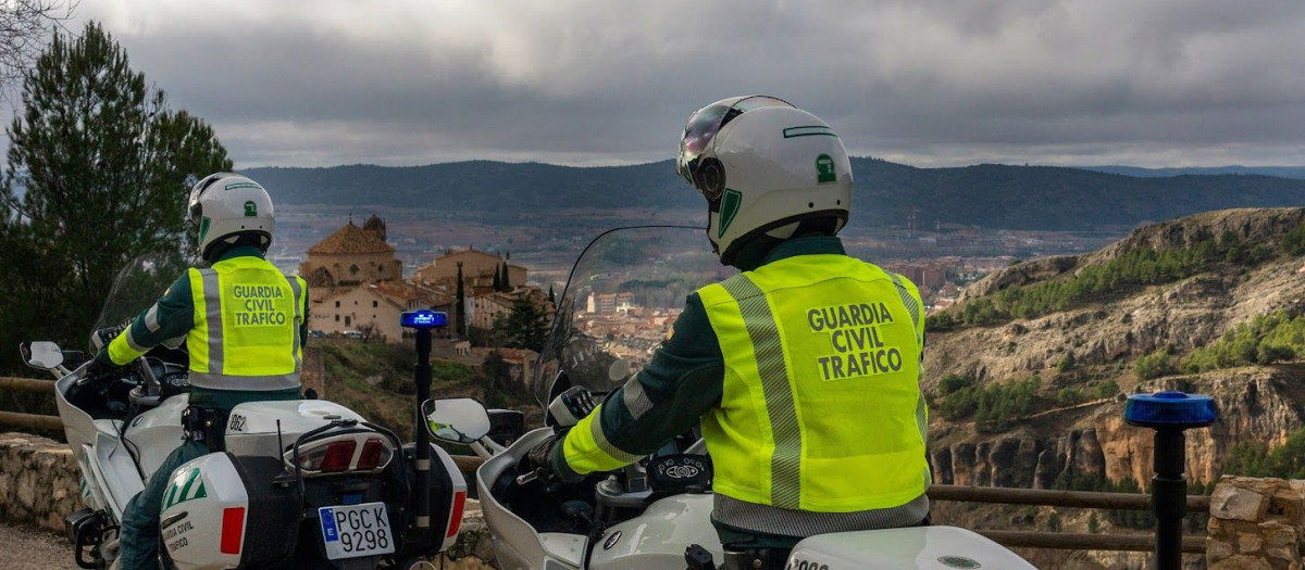 Agentes de la Guardia Civil patrullando en moto