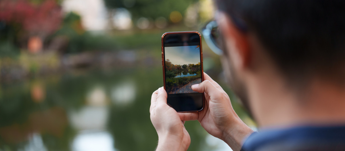 Un hombre hace una fotografía en un espacio público