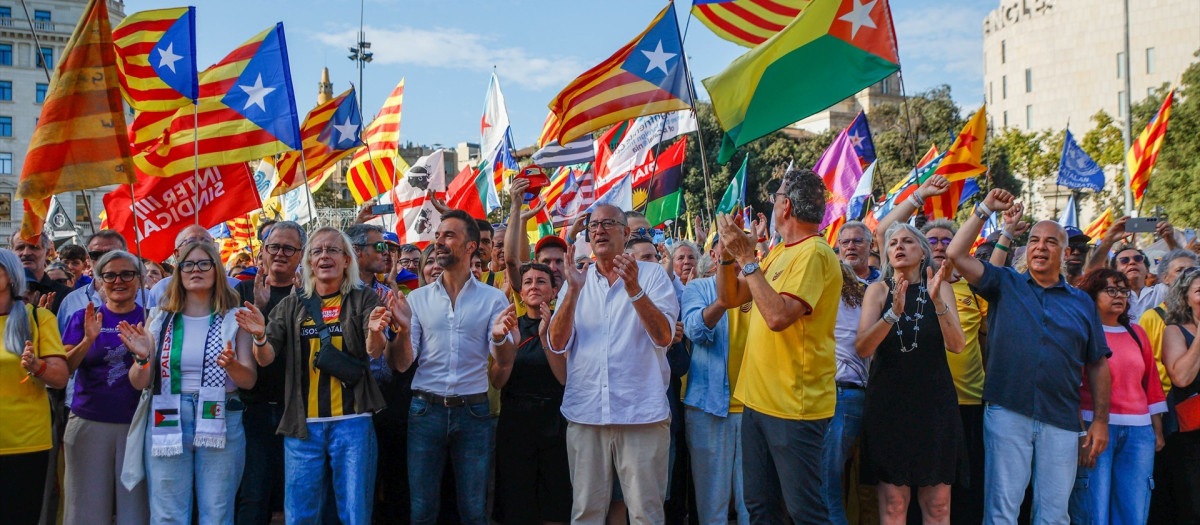 Cabeza de la manifestación convocada por ANC, Òmnium y otras entidades con motivo de la Diada, este viernes