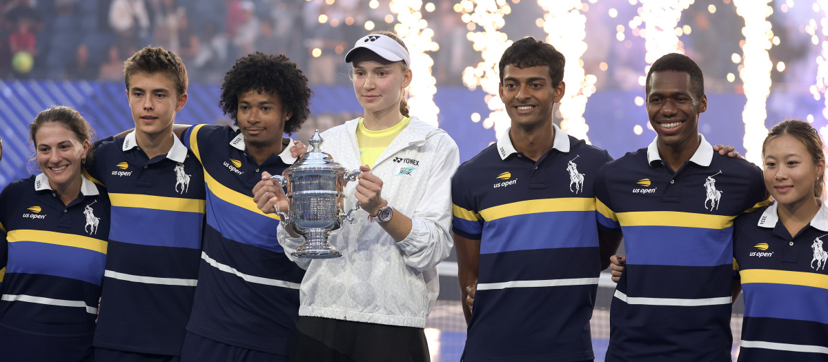 Elena Rybakina posando con trofeo del US Open