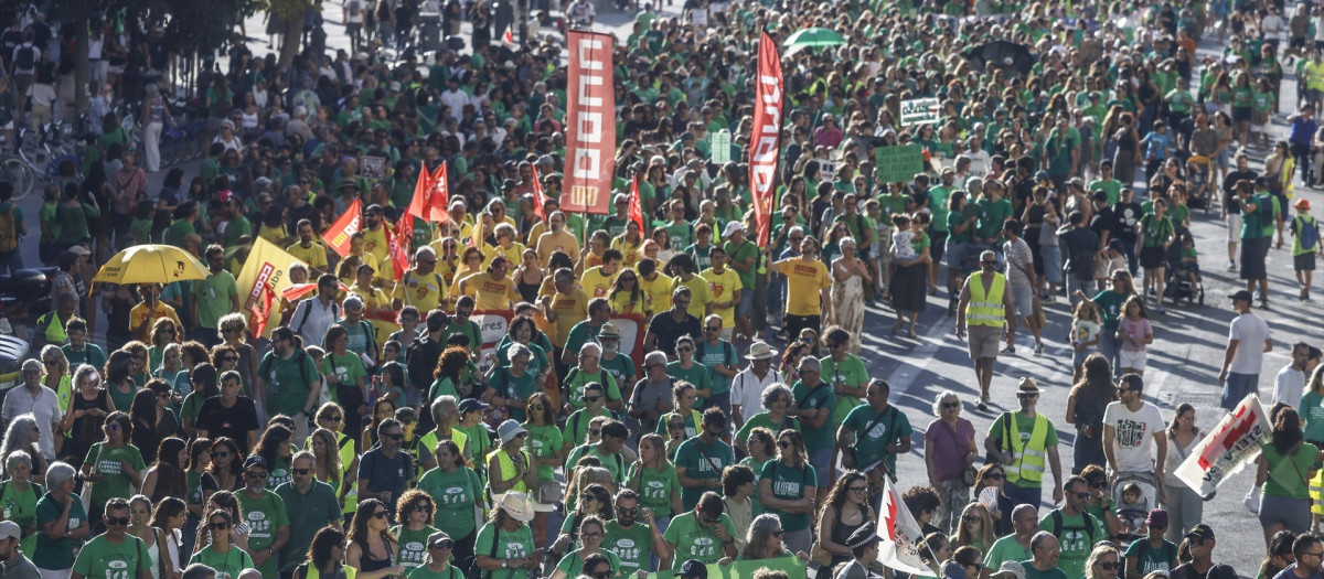 Imagen tomada este sábado durante la manifestación de profesores de la educación pública en Valencia