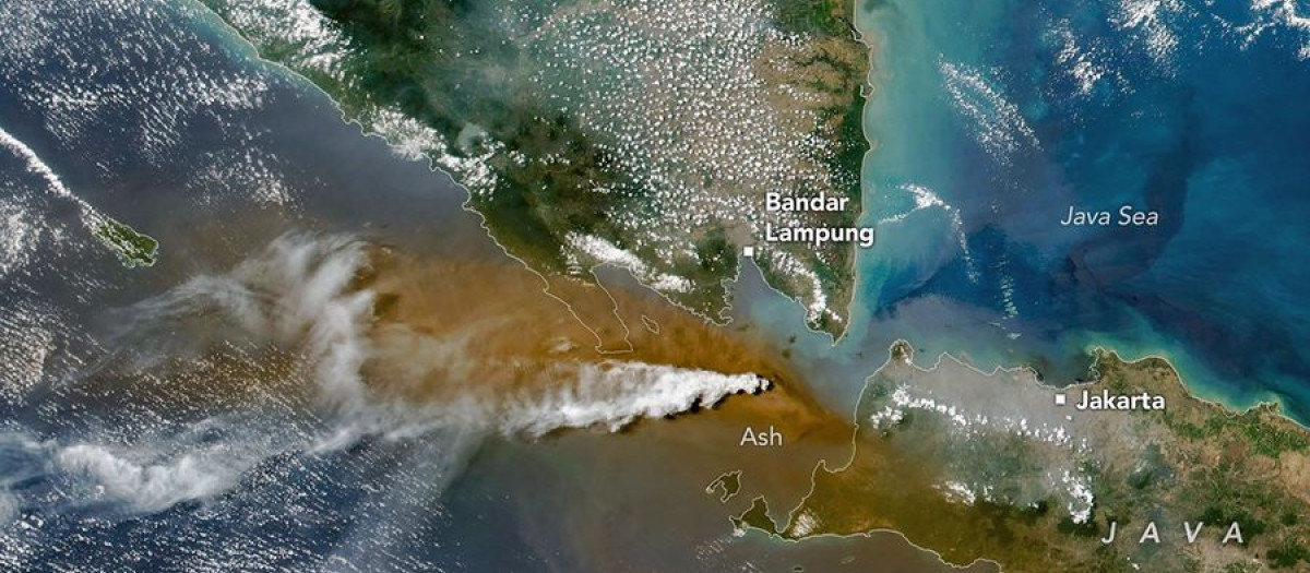 En esta imagen capturada por el  VIIRS  (Visible Infrared Imaging Radiometer Suite) del  satélite Suomi NPP el 5 de septiembre de 2026, se observan columnas de ceniza y gases volcánicos procedentes del Anak Krakatau que se desplazan sobre Indonesia y el Océano Índico.