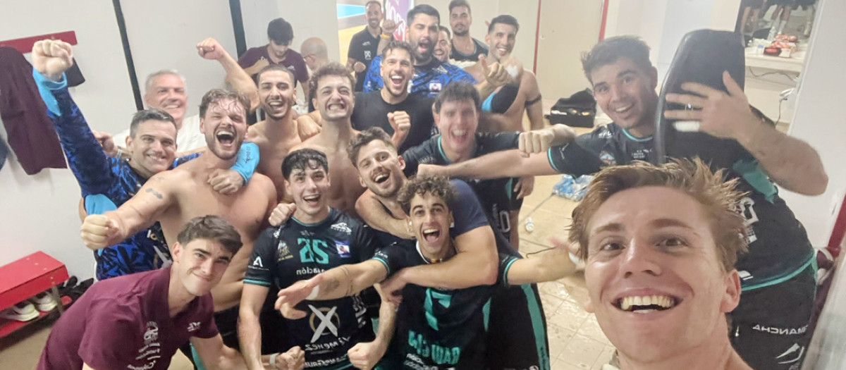 La locura del vestuario pontano en Sevilla tras la victoria