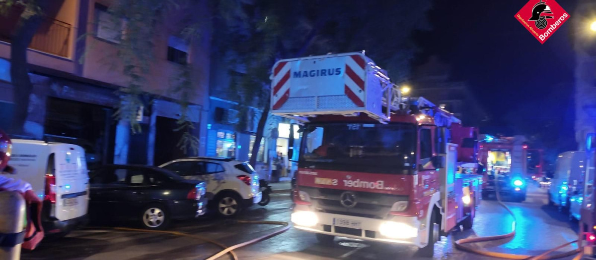 Imagen tomada este sábado de un camión de bomberos llegando a la casa en la que un móvil cargando provocó un incendio en Denia, Alicante