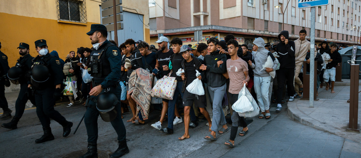 Dos heridos y al menos dos detenidos tras otra noche de peleas entre inmigrantes en Ceuta