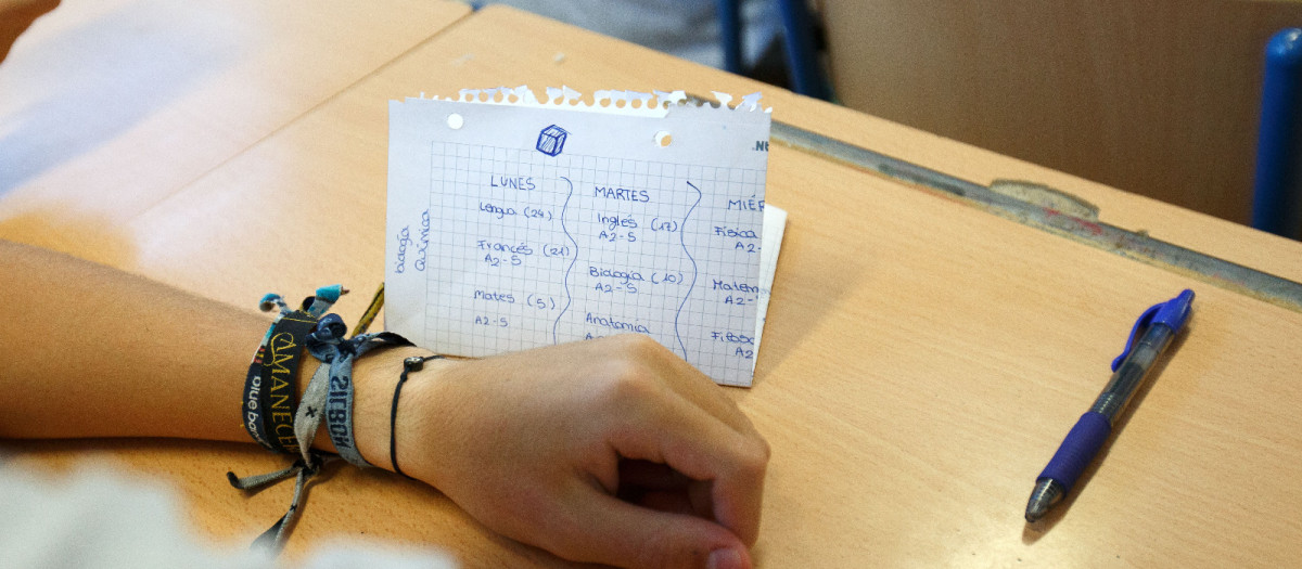 Estudiante en clase de bachillerato