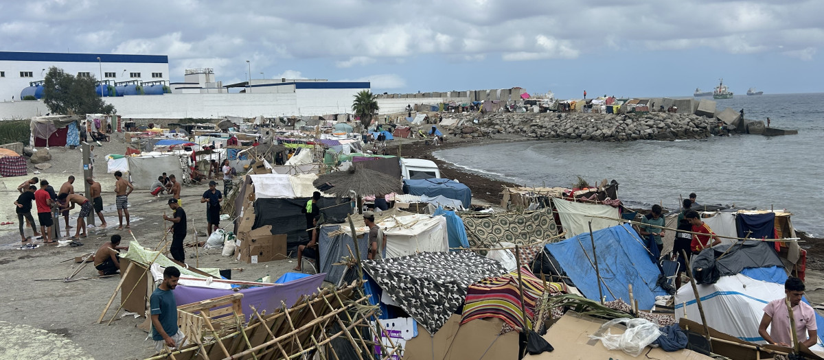 Inmigrantes en un nuevo asentamiento, en la playa de Benítez, a 12 de septiembre de 2026

Inmigrantes en un nuevo asentamiento, en la playa de Benítez, a 12 de septiembre de 2026