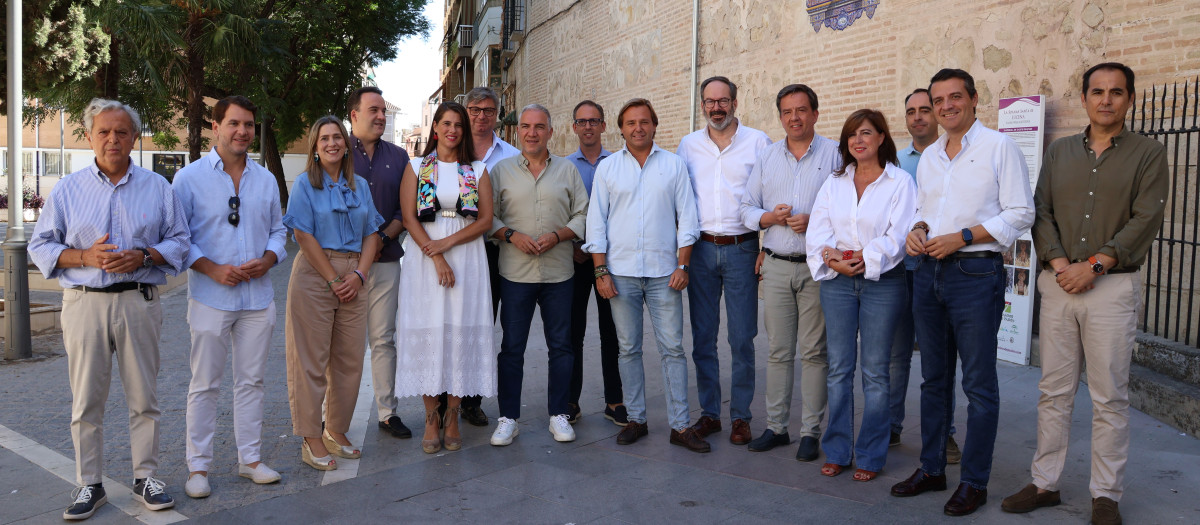 Asistentes a la reunión del PP en Lucena