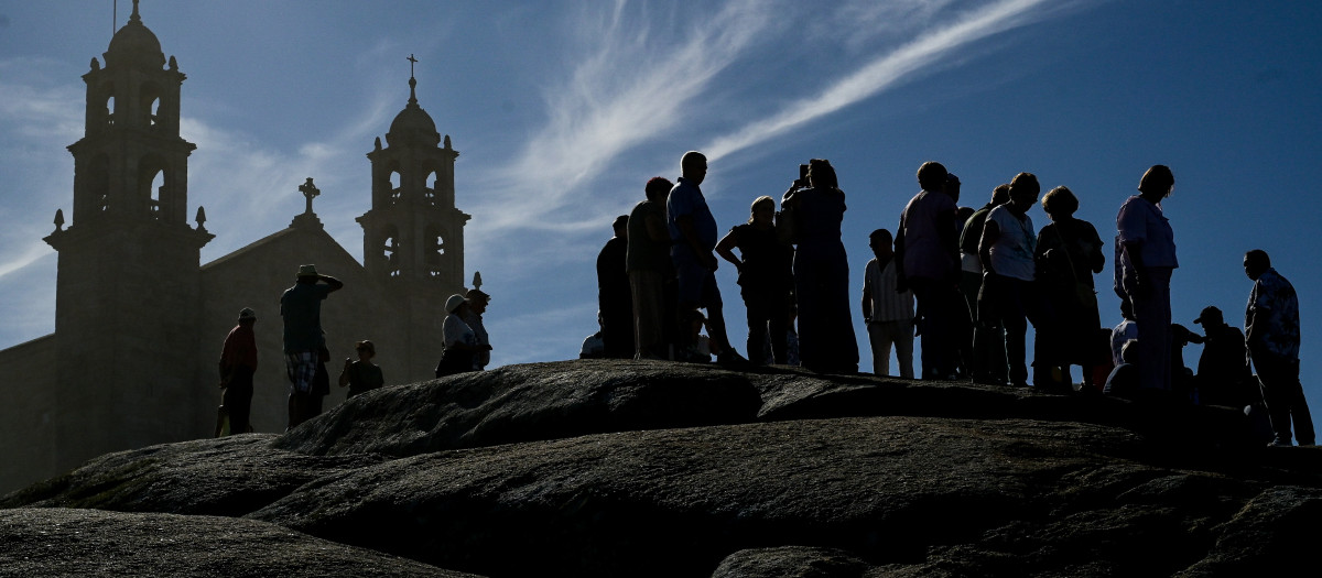 El pueblo gallego que se convirtió en símbolo del Prestige vuelve a llenarse para cumplir un extraño ritual con sus piedras