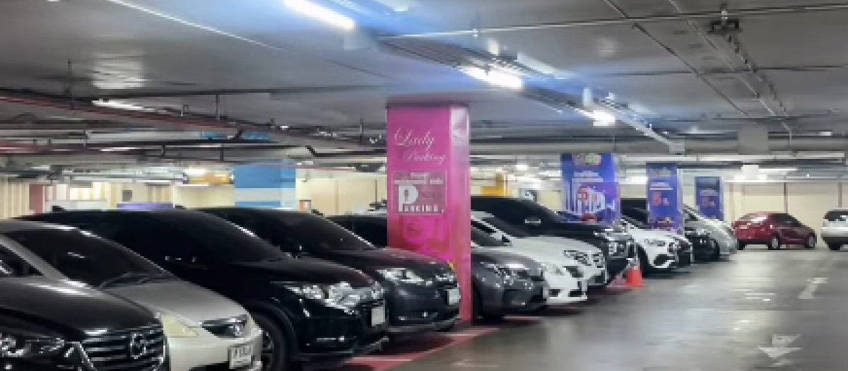 Imagen del peculiar parking para mujeres pintado de rosa