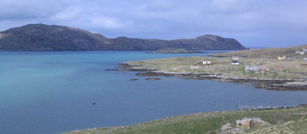 Vista de la isla de South Uist desde la de Eriskay, en medio la pequeña isla de Calvay